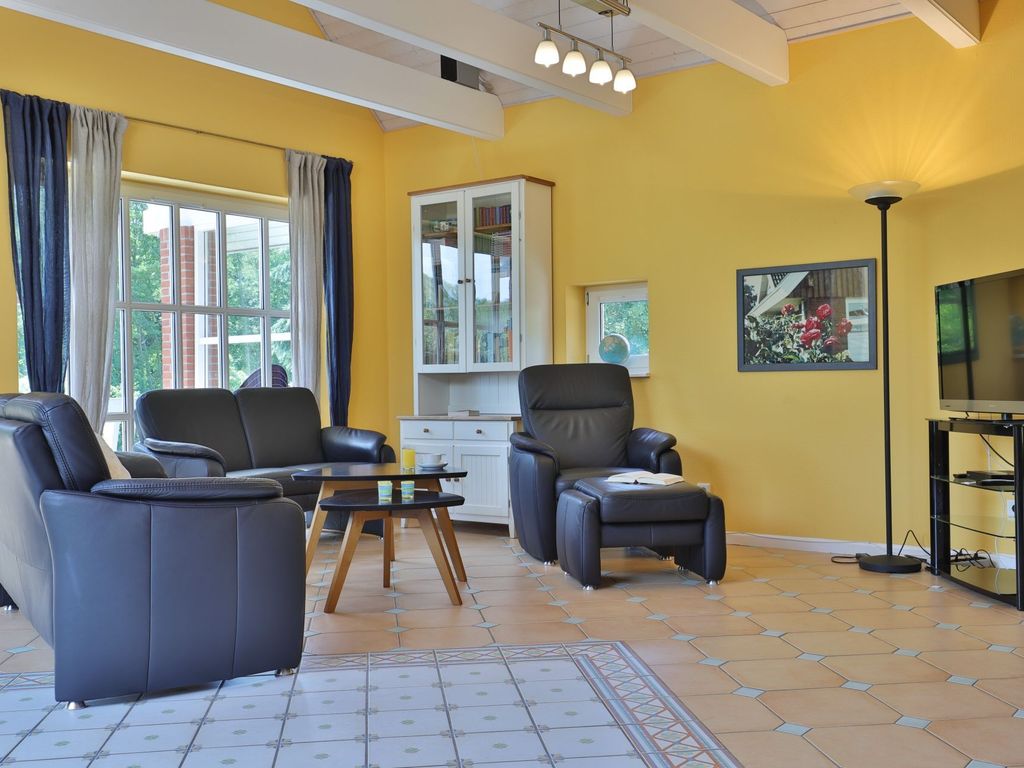 Landhaus Uhlenbusch - Blick auf den offenen Wohnbereich mit TV
