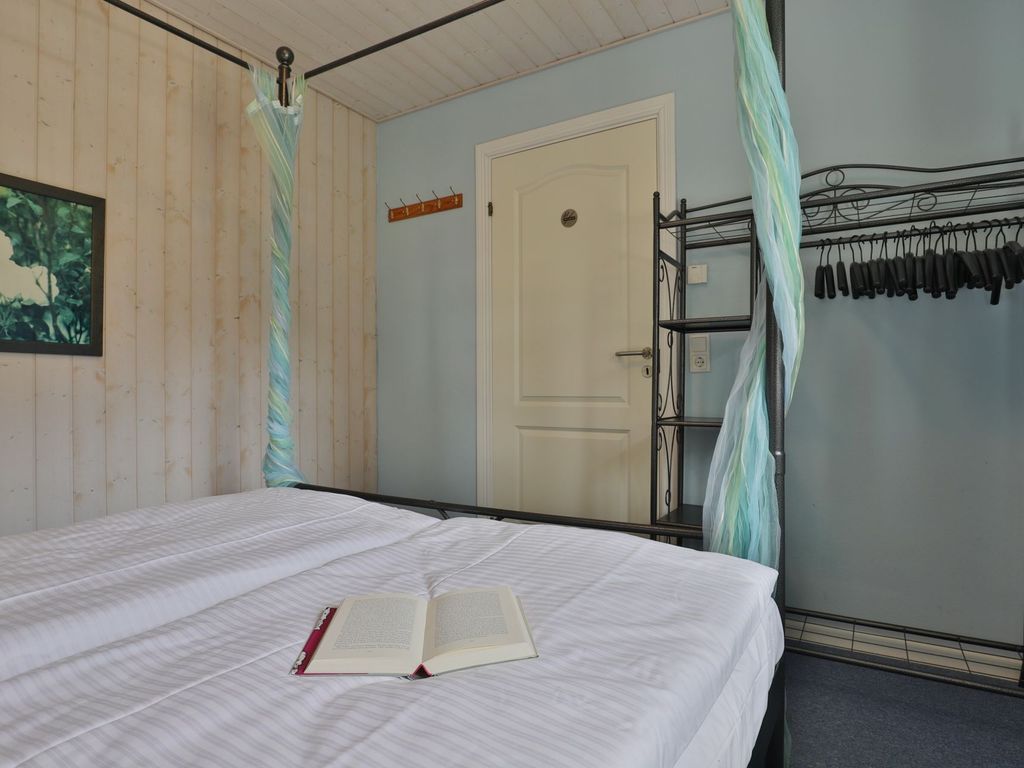 Landhaus Uhlenbusch - Blick in das Schlafzimmer mit Doppelbett (140x200) im EG