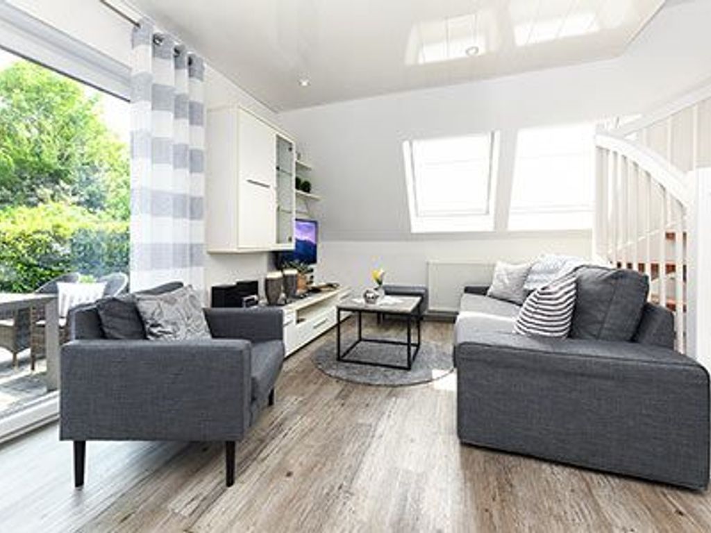 Wohnzimmer mit integriertem Küchenbereich