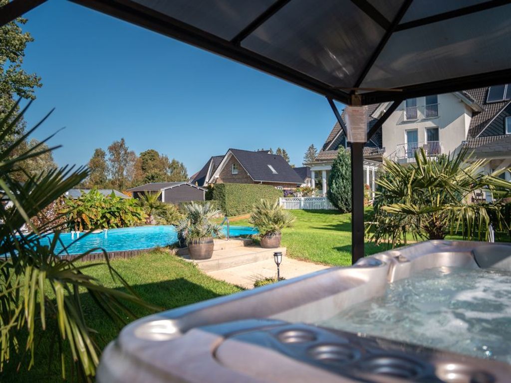 Außenansicht mit Pool