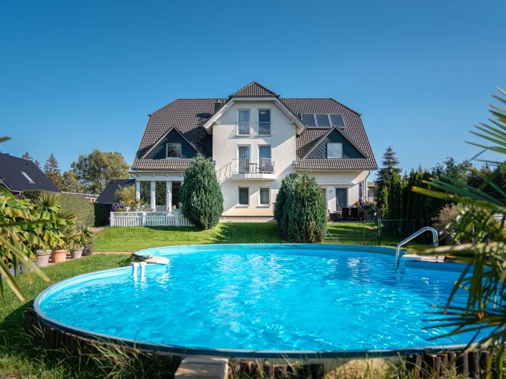 Außenansicht mit Pool