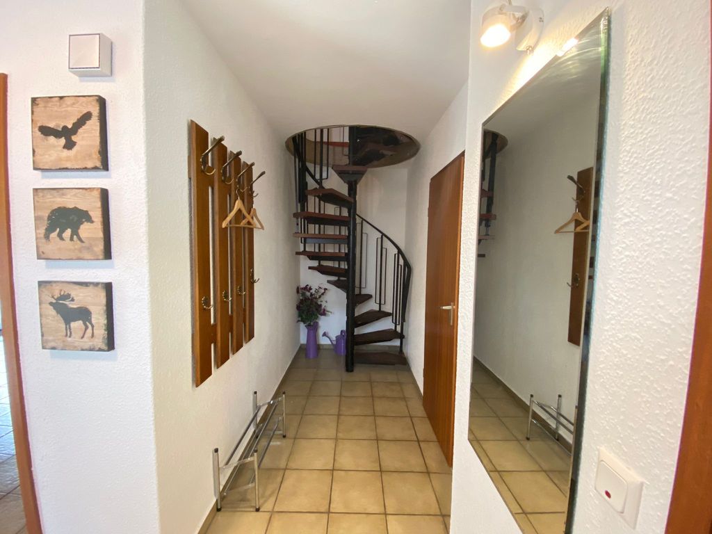 Flur unten mit Blick Richtung Wendeltreppe zum OG