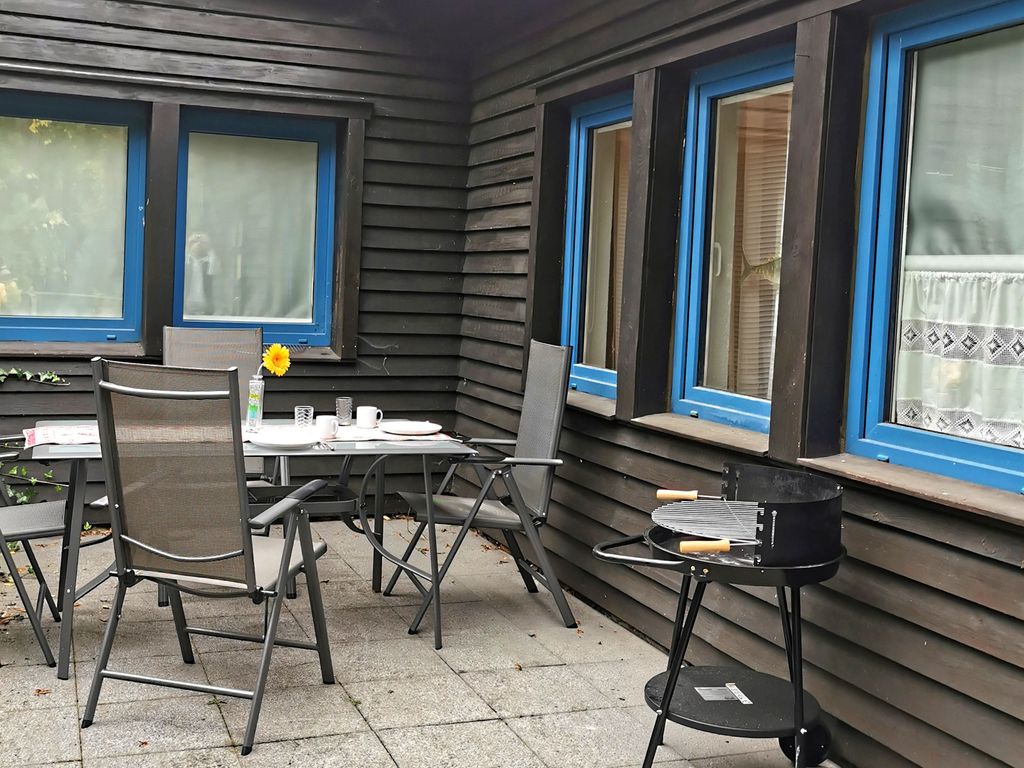 Terrasse mit Gartenmöbeln und Grill