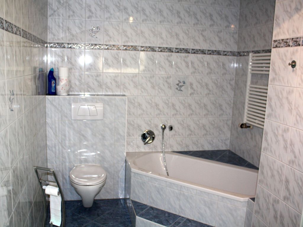 Bad mit Badewanne im Erdgeschoss