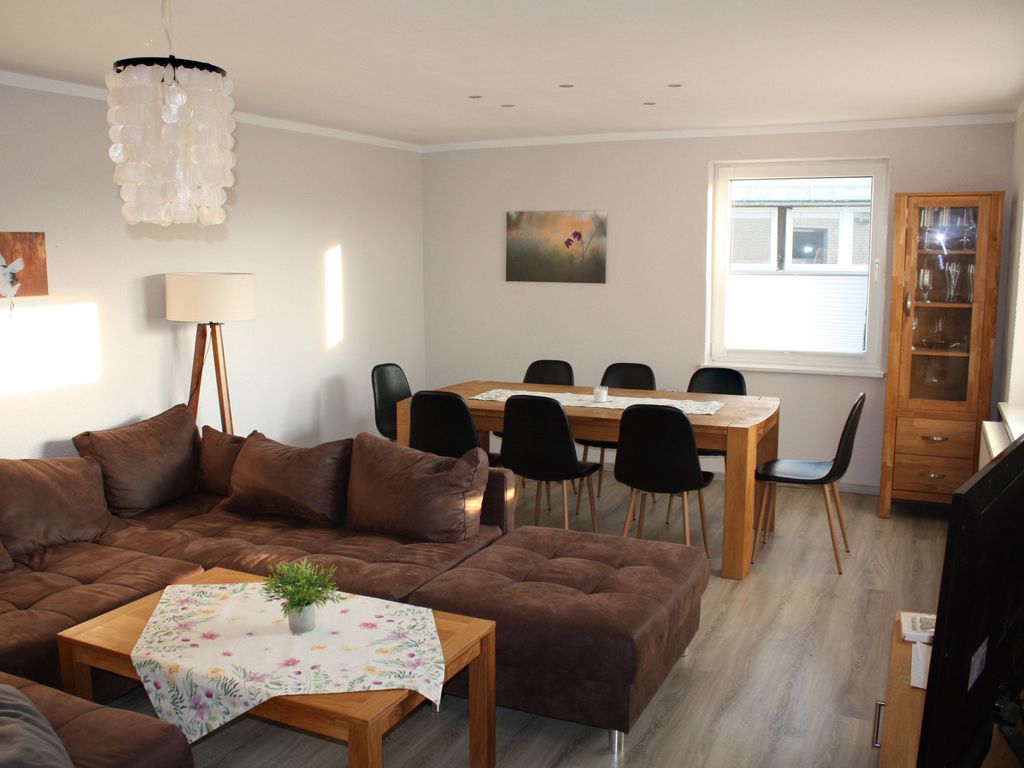 Geräumiges Wohnzimmer mit Wohnlandschaft und großem Esstisch