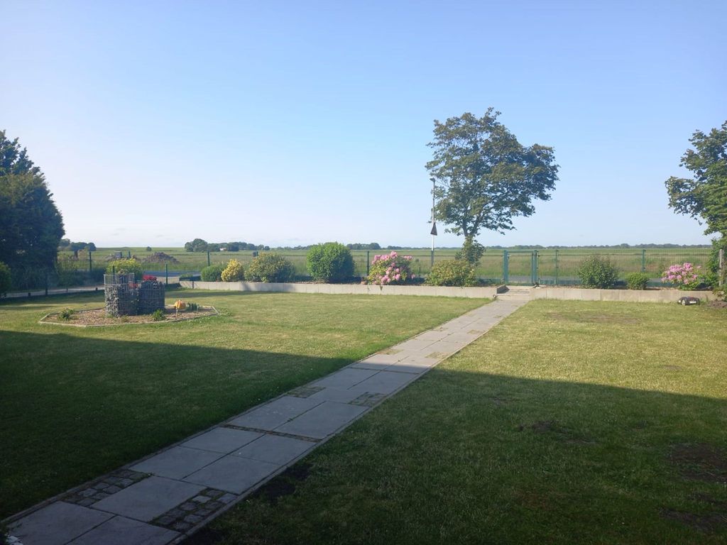 Freier Blick auf Felder und Wiesen