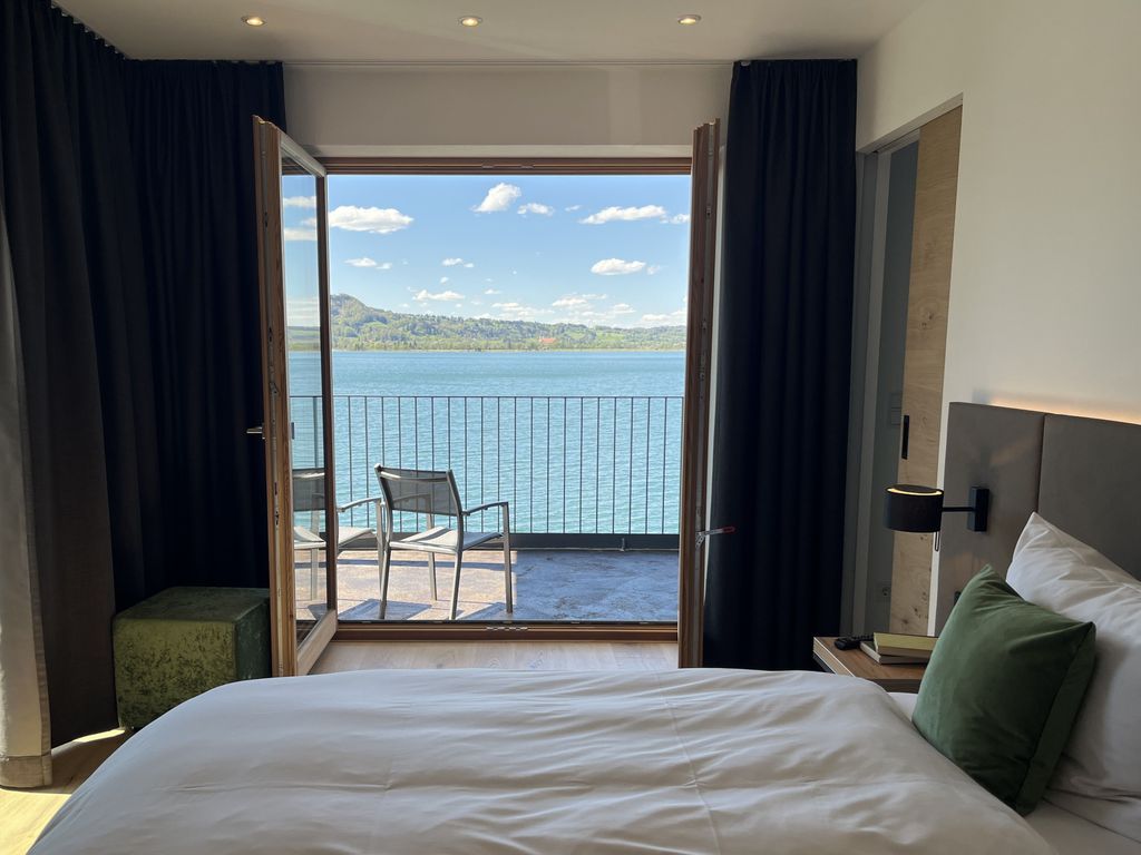 Schlafzimmer mit Seeblick