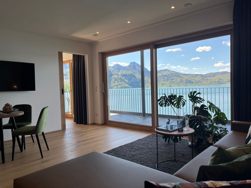 Wohnzimmer mit Seeblick