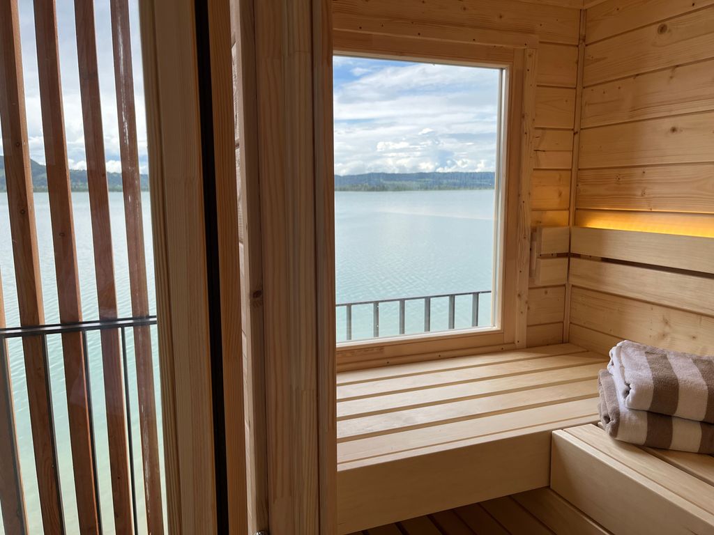 Private Aussenasauna mit Seeblick auf dem Balkon