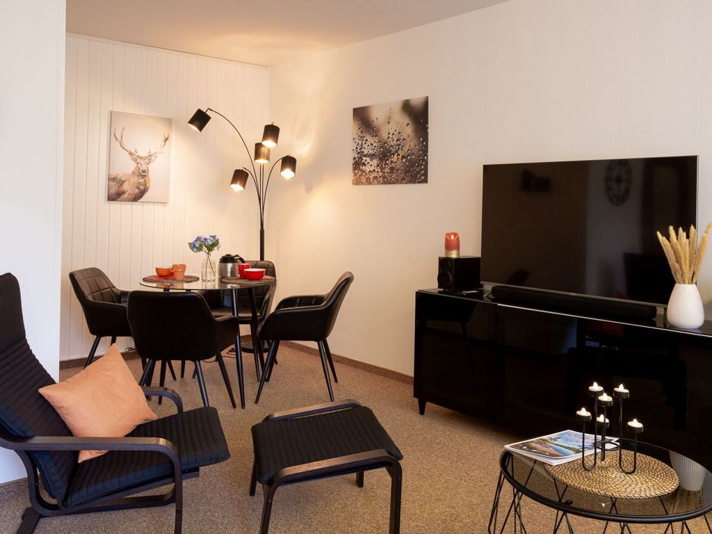 Wohnzimmer mit großem 55 Smart-TV und Soundbar
