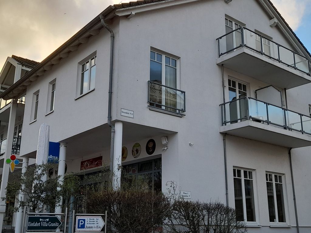 Giebel mit Balkon im 1 OG.