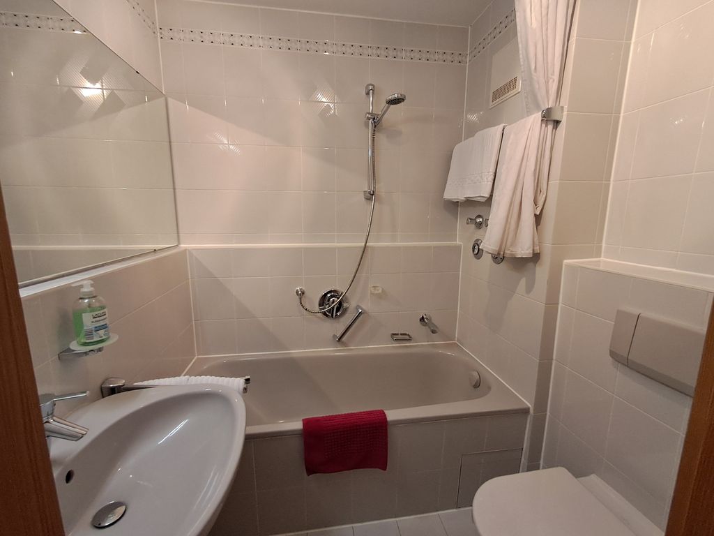 Badezimmer mit Badewanne