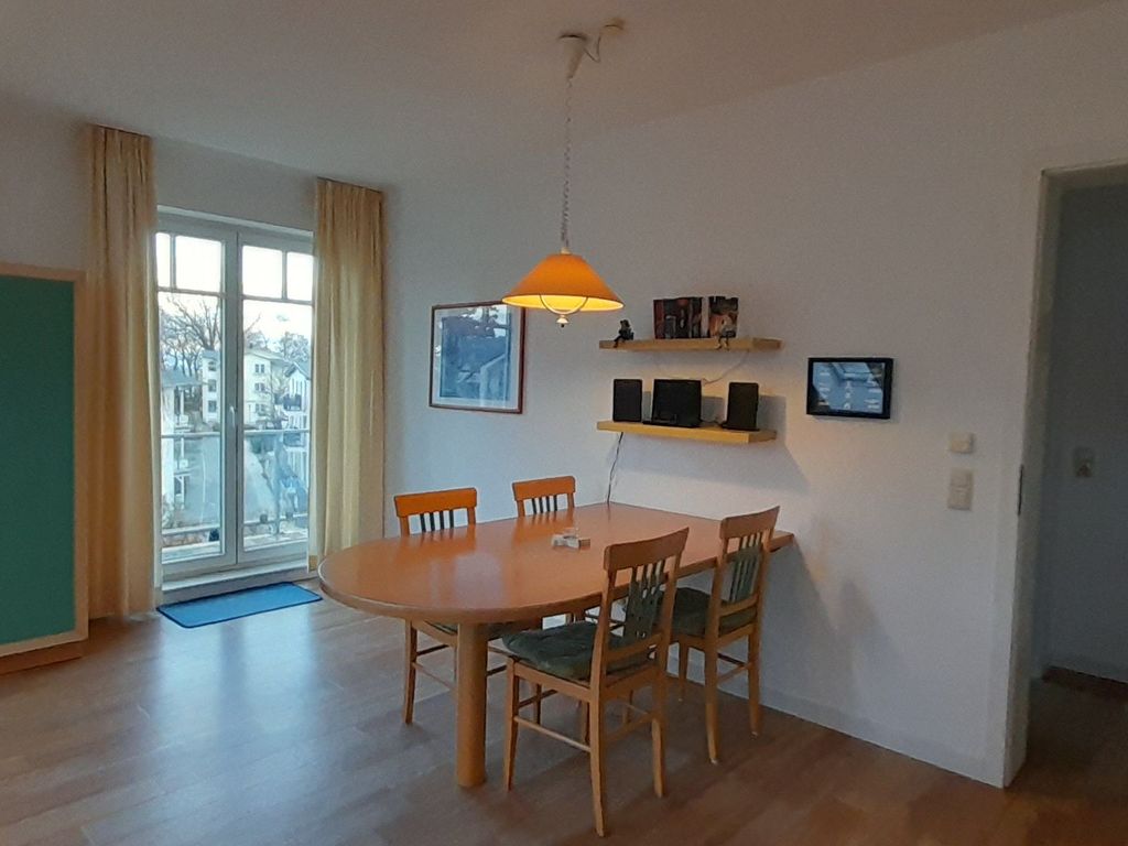 Wohnraum mit Balkontür und Esstisch