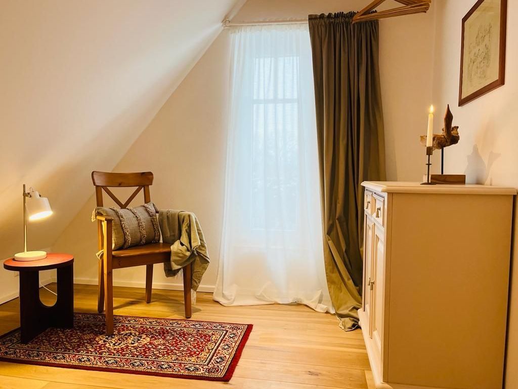 Schlafzimmer links
