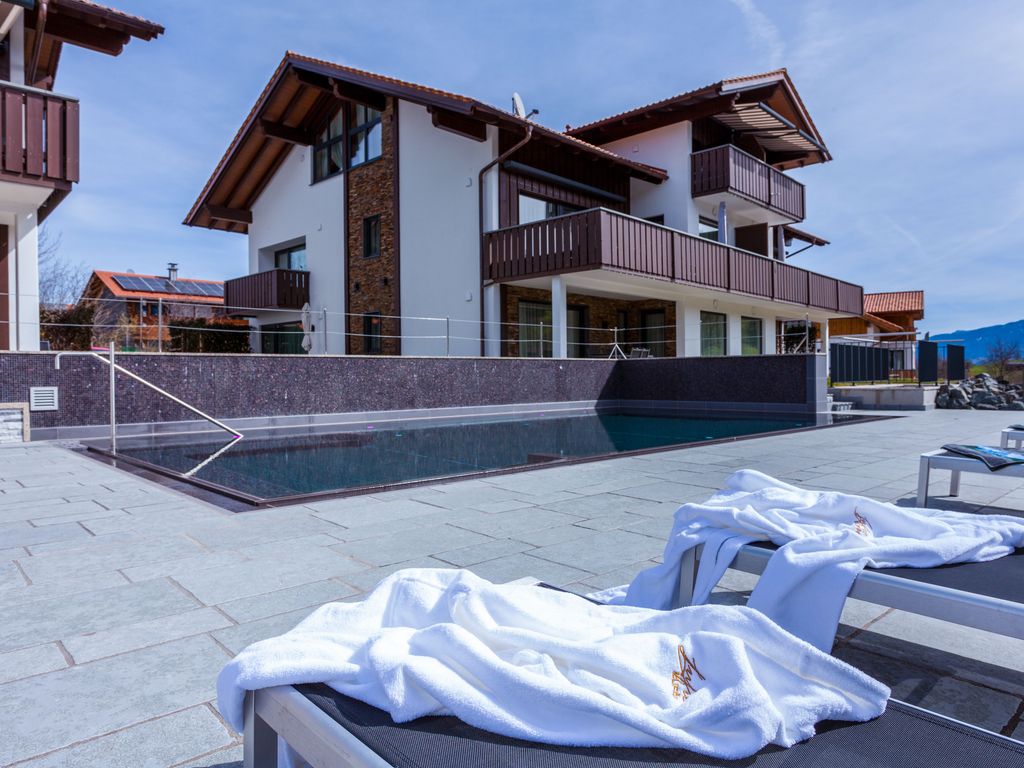 Poolterrasse mit Blick auf Haus Citrin