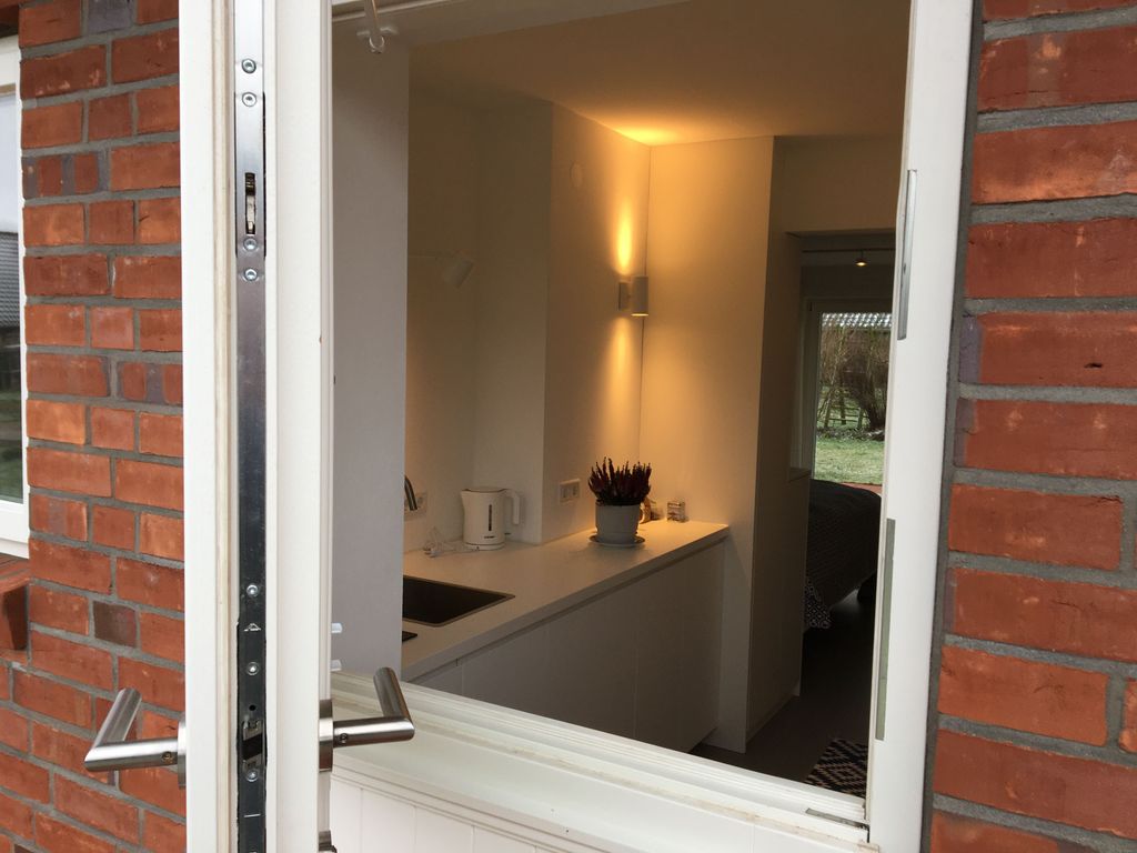 Ein Blick in den Eingangsbereich und die Küchen Pantry eines Appartements