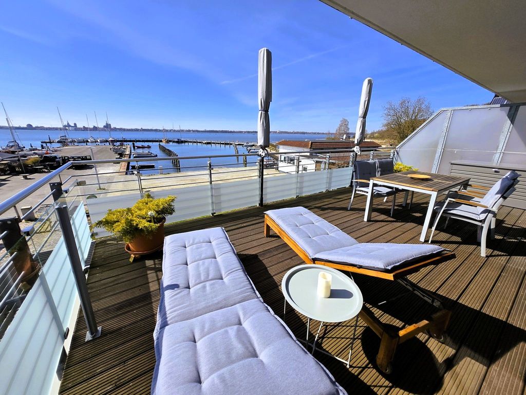 große möblierte Terrasse