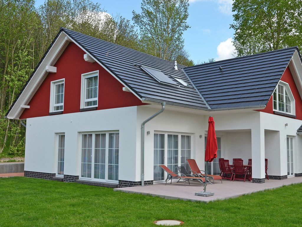 Hausansicht mit Terrasse
