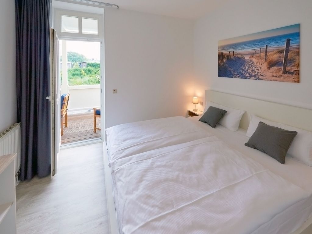 Villa Freya Sellin – Schlafzimmer mit hellen Möbeln und maritimen Farbakzenten