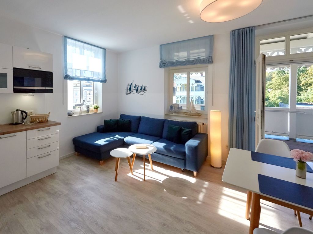 Villa Freya Sellin – weiße Bäderarchitektur-Villa mit verzierter Holzveranda und filigranen Balkonen an der Wilhelmstraße