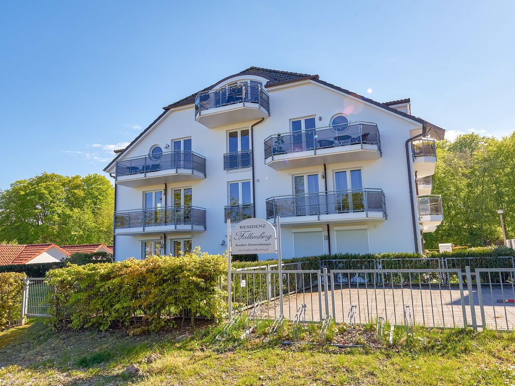 Residenz Falkenberg Sellin – weißes Apartmenthaus mit Balkonen und Namensschild am Uhlenweg