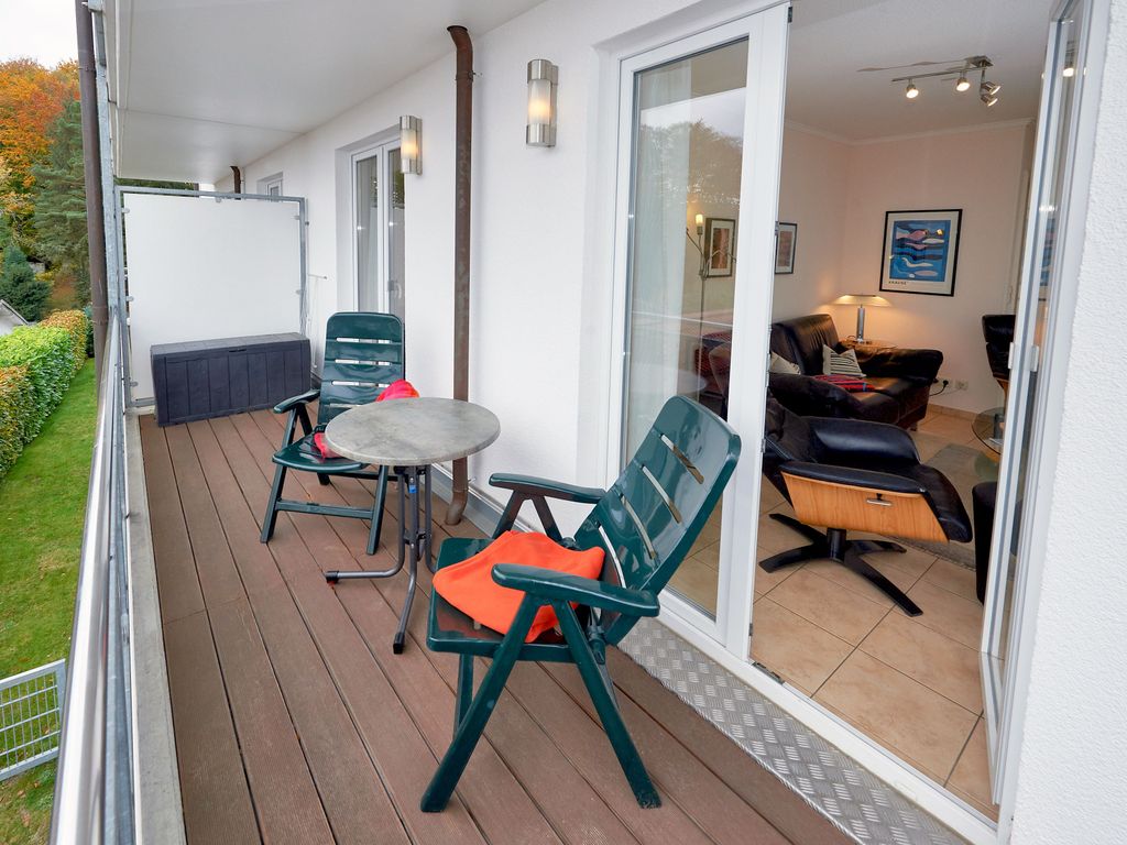 Residenz Falkenberg Sellin – Garten des Hauses mit Strandkorb und Sitzplatz im Grünen