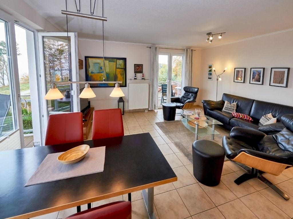 Residenz Falkenberg Sellin – Ansicht des weißen Hauses am Uhlenweg oberhalb der bewaldeten Steilküste