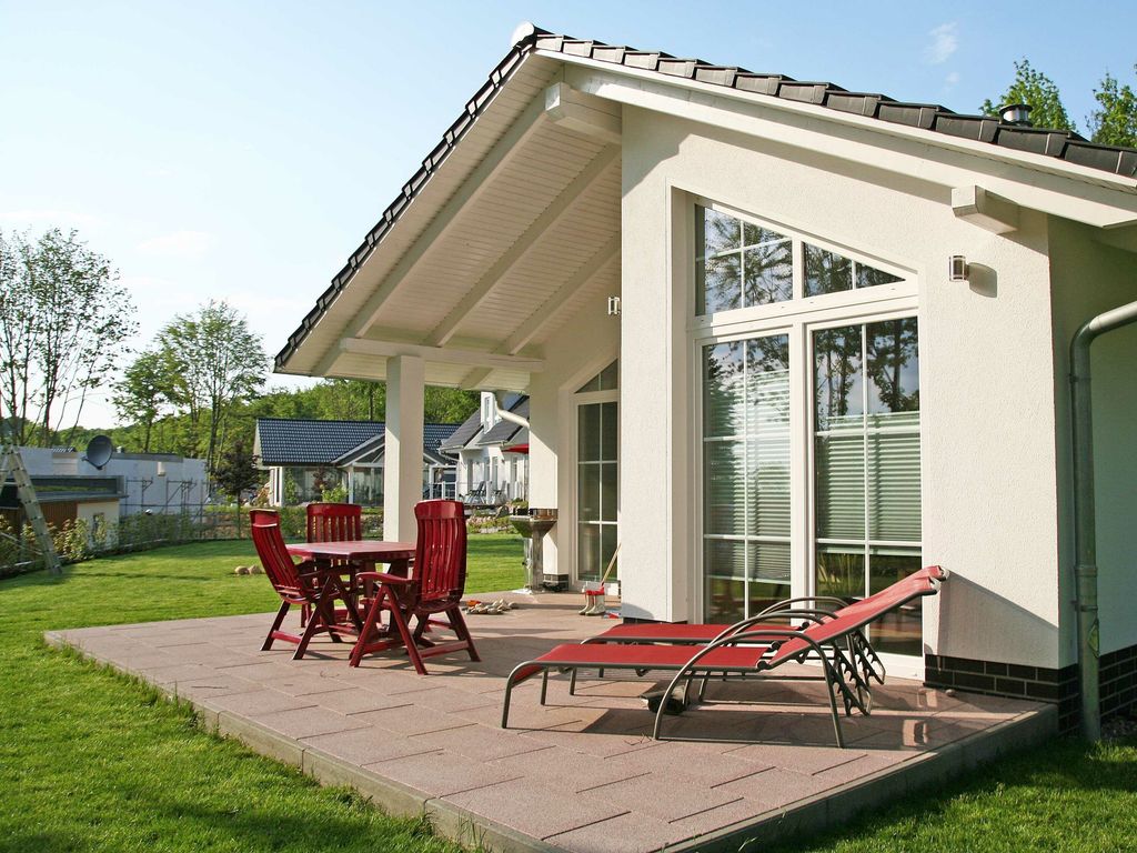 Hausansicht mit Terrasse