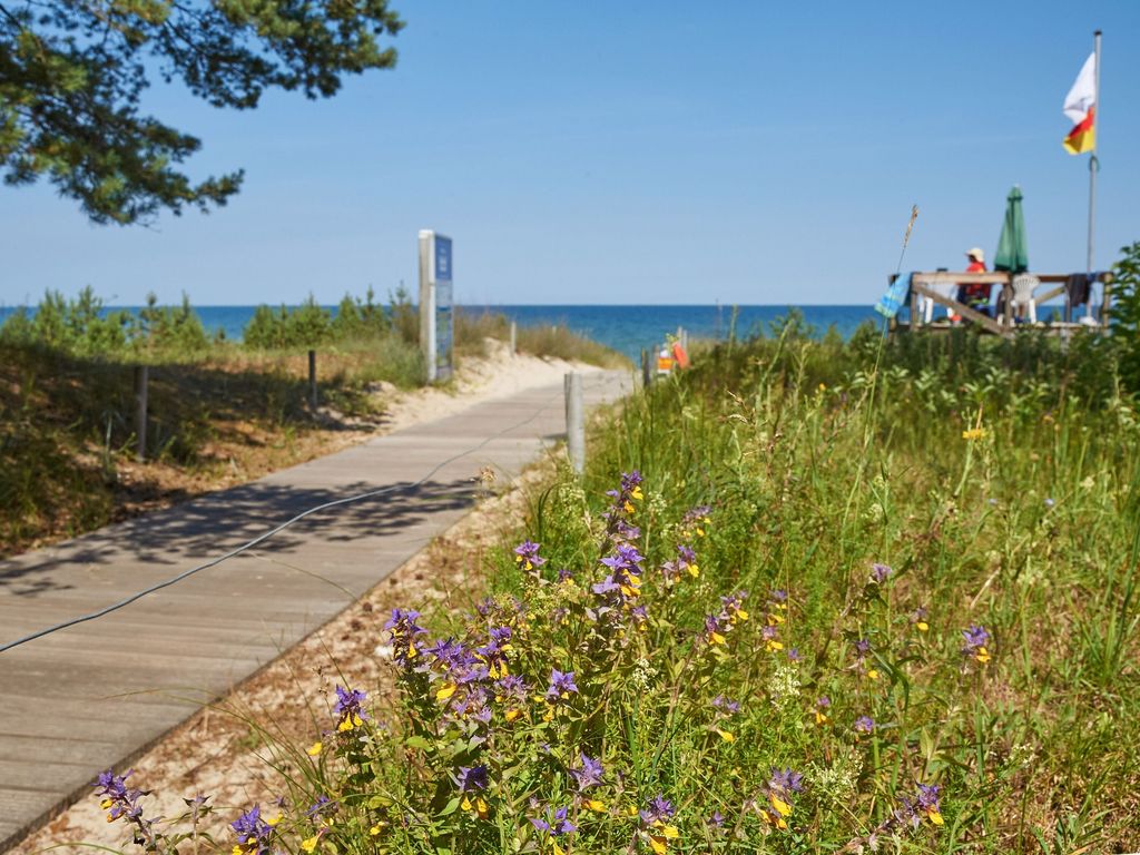 Strandpark Baabe – Bohlenweg durch die Düne zum Strand von Baabe mit Blick auf die Ostsee