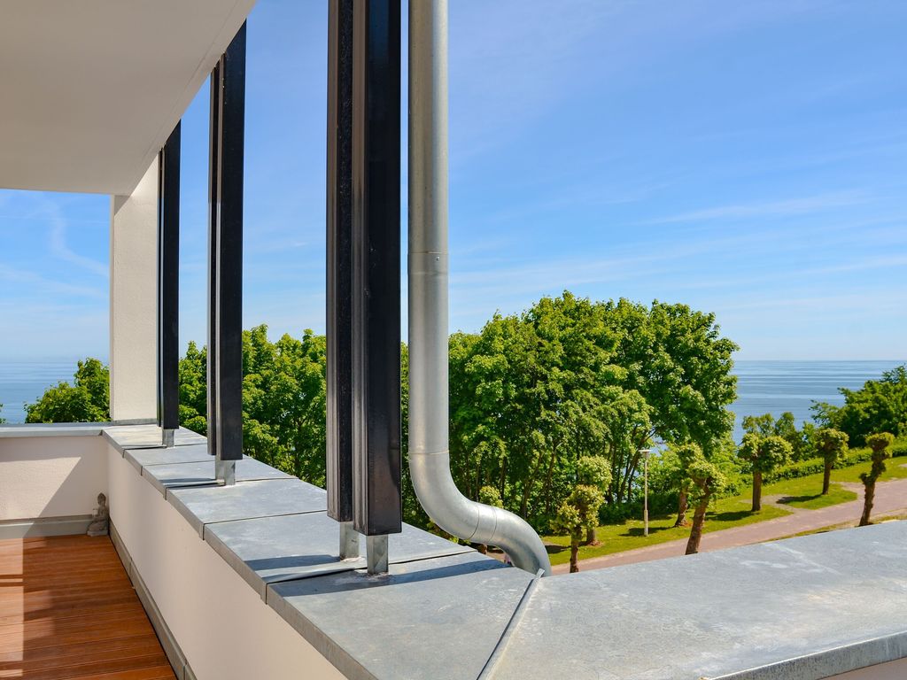 Villa Philine Sellin – moderne weiße Villa auf der bewaldeten Steilküste über dem Ostseebad Sellin