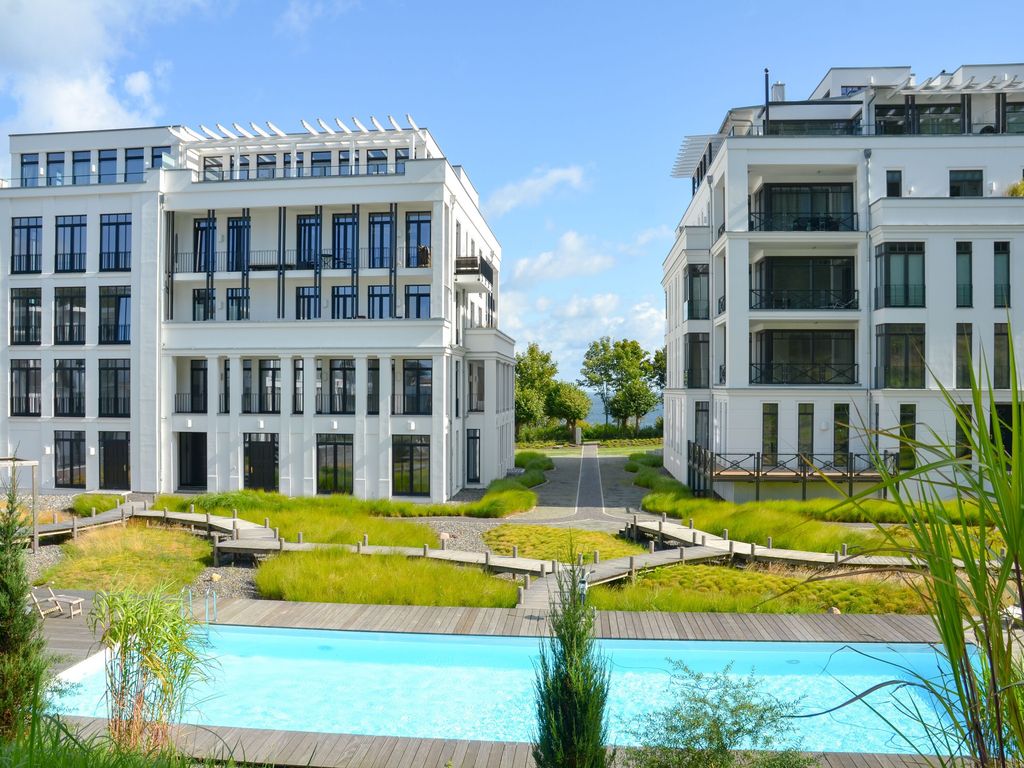 Villa Philine Sellin – Wohnbereich mit Kaminofen und Ledermöbeln