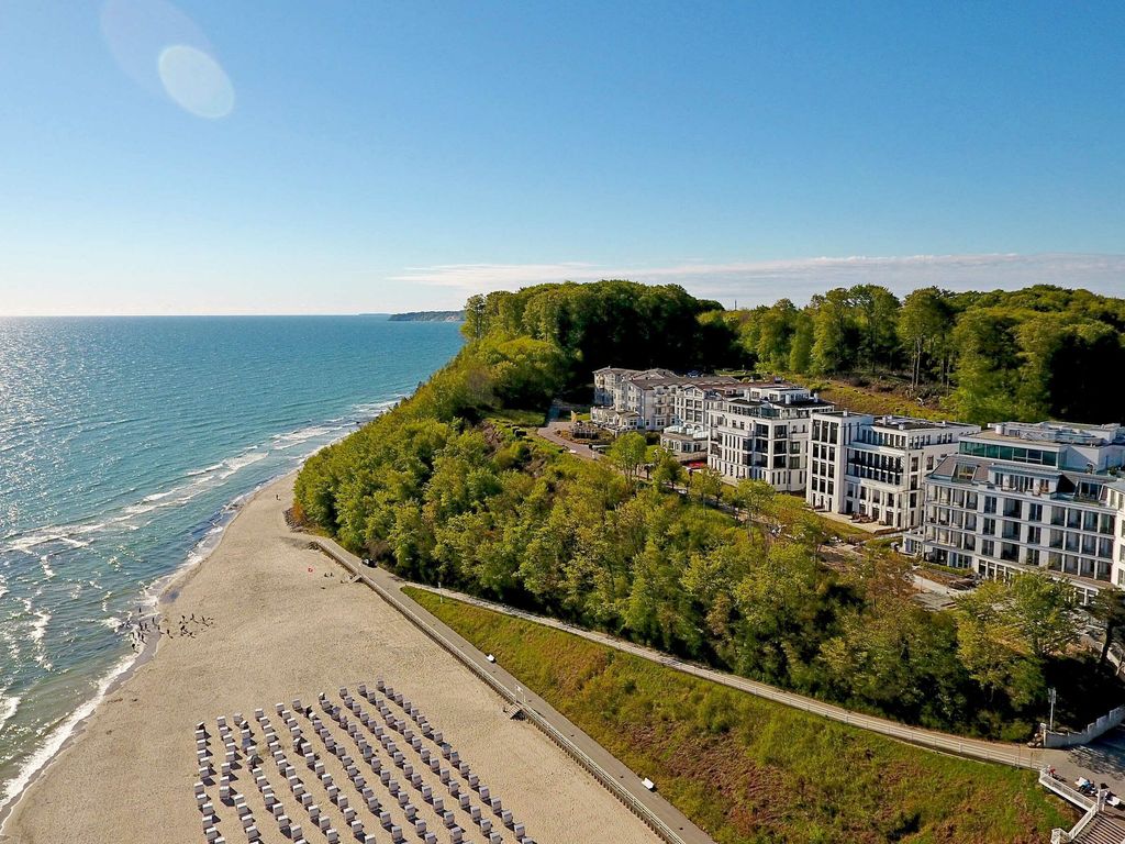 Villa Philine Sellin – Luftbild der Häuser auf dem bewaldeten Steilufer über dem Strand von Sellin