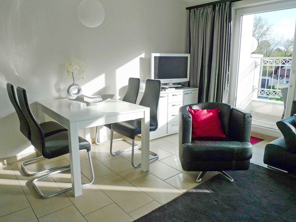 Dünenresidenz Königin Augusta Binz – moderne Küche in Beton- und Holzoptik