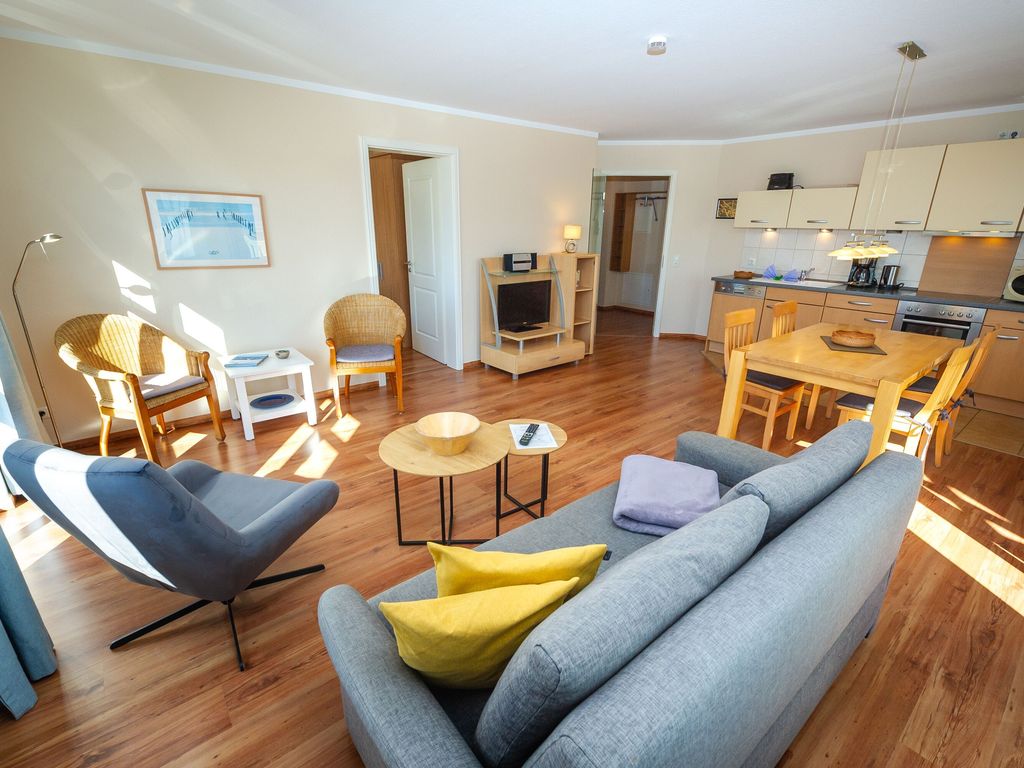 Villa Seerose Sellin – heller Wohn-Essbereich mit Sofa, Esstisch und offener Küche