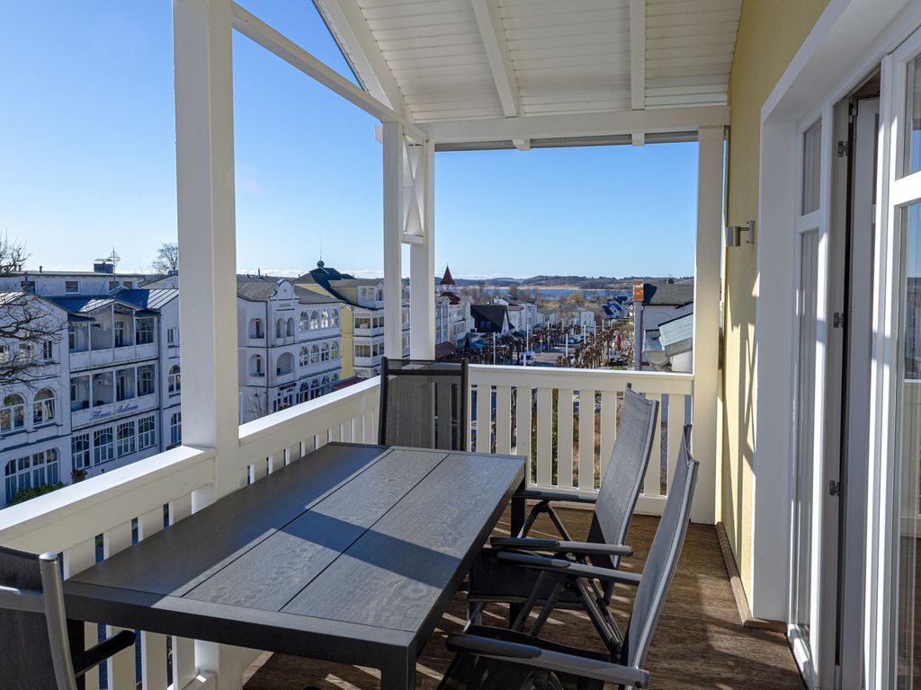 Villa Seerose Sellin – überdachter Balkon mit Blick über die Bäderarchitektur der Wilhelmstraße bis zum Wasser