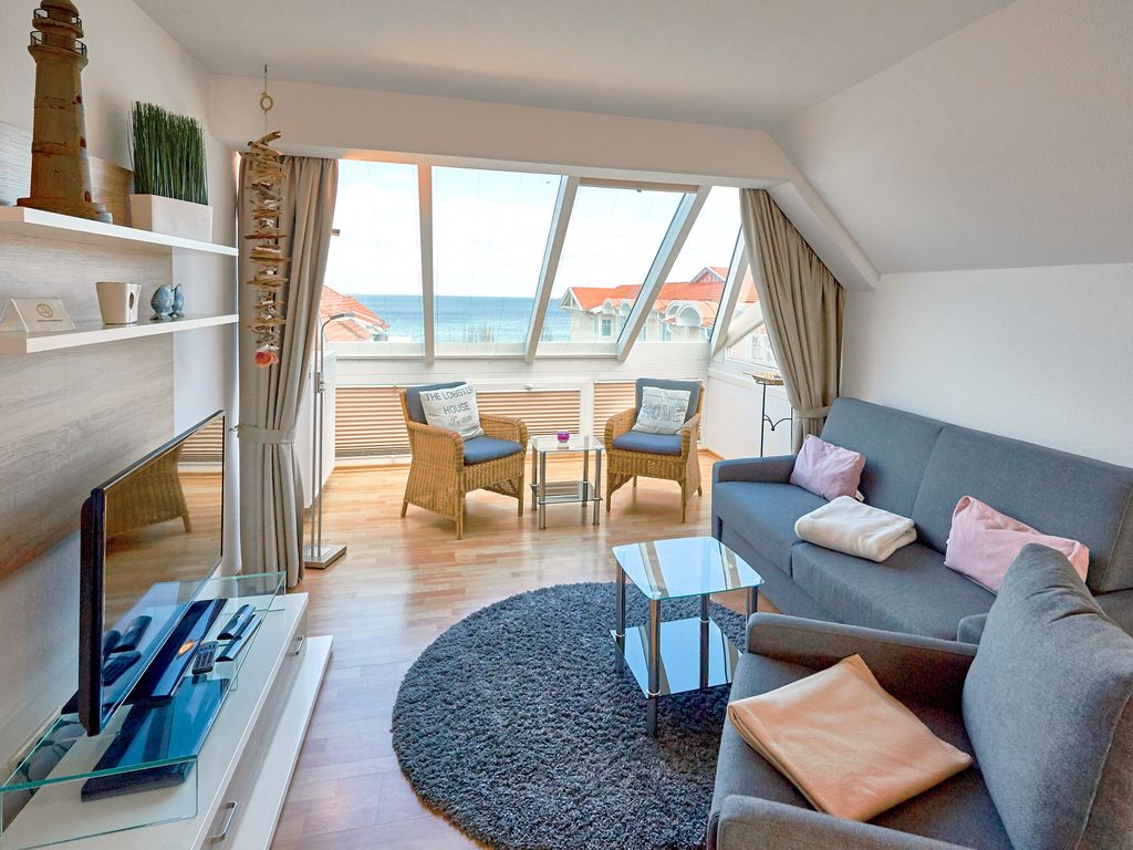 Haus Jahreszeiten Binz: Wohnraum der Maisonette mit verglastem Erker und Meerblick