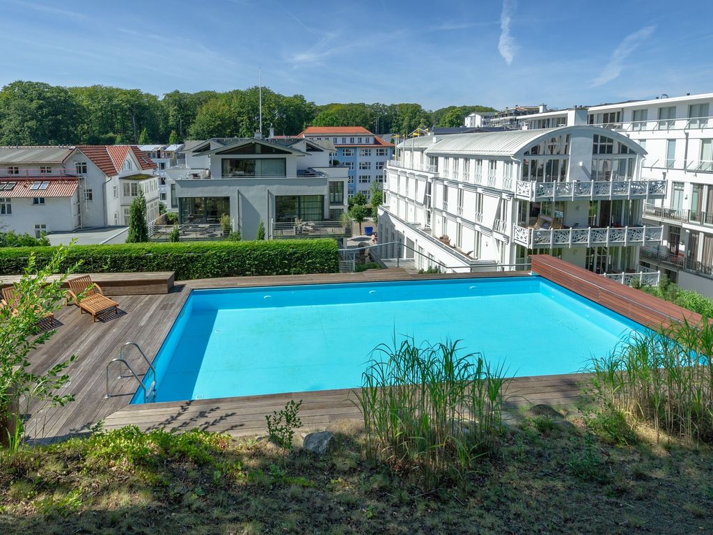 Villa Paula Sellin – Außenpool mit Holzdeck und Blick über die Dächer des Ortes