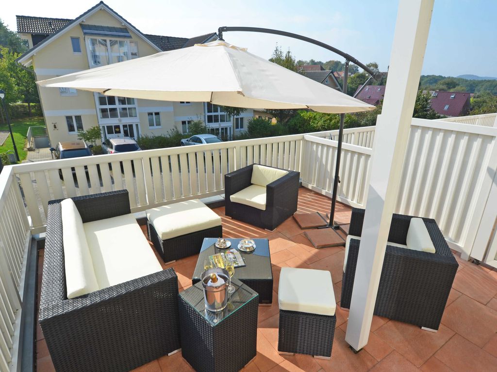 Wohnpark Stadt Hamburg Binz: Terrasse mit Sonnenschirm und Blick über die Anlage