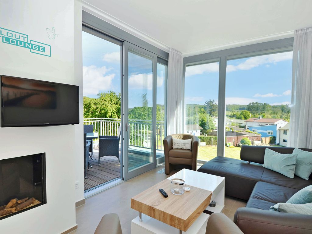 Wohnzimmer mit Gas-Kamin und TV