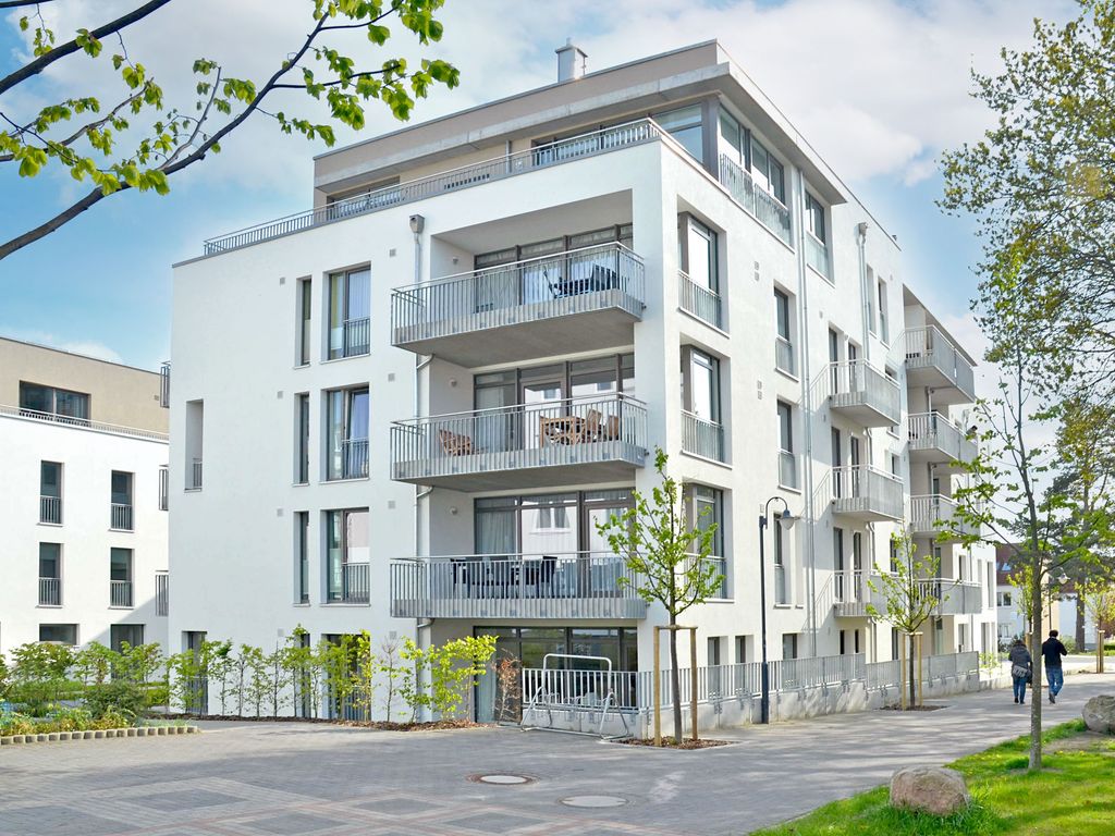 DünenResort Binz – weißes Apartmenthaus mit Balkonen und Dachterrasse an der Dünenstraße