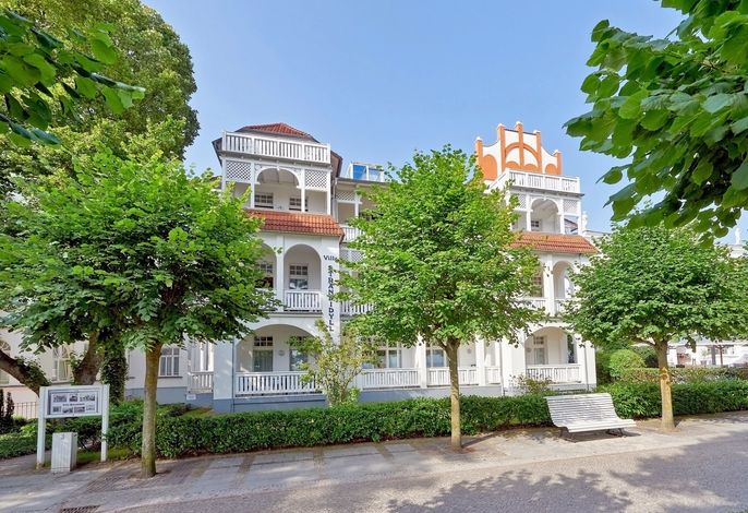 Villa Strandidyll Binz: weiße Bäderarchitektur-Villa mit Türmchen an der Strandpromenade