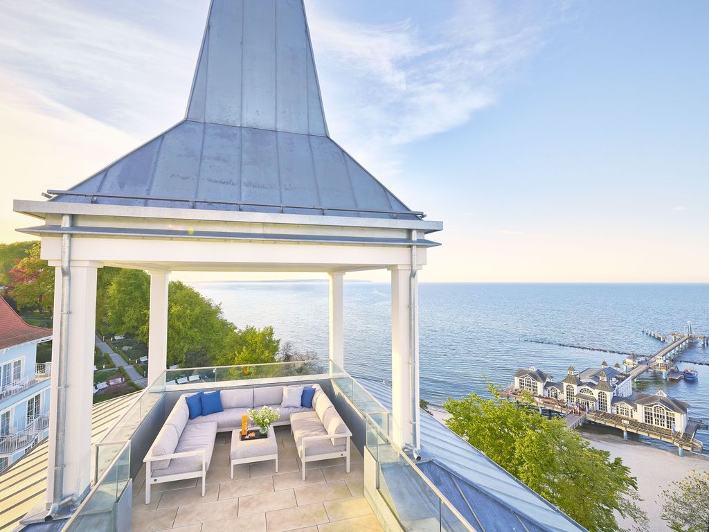 FIRST Sellin: Dachterrasse mit Pavillon und Meerblick