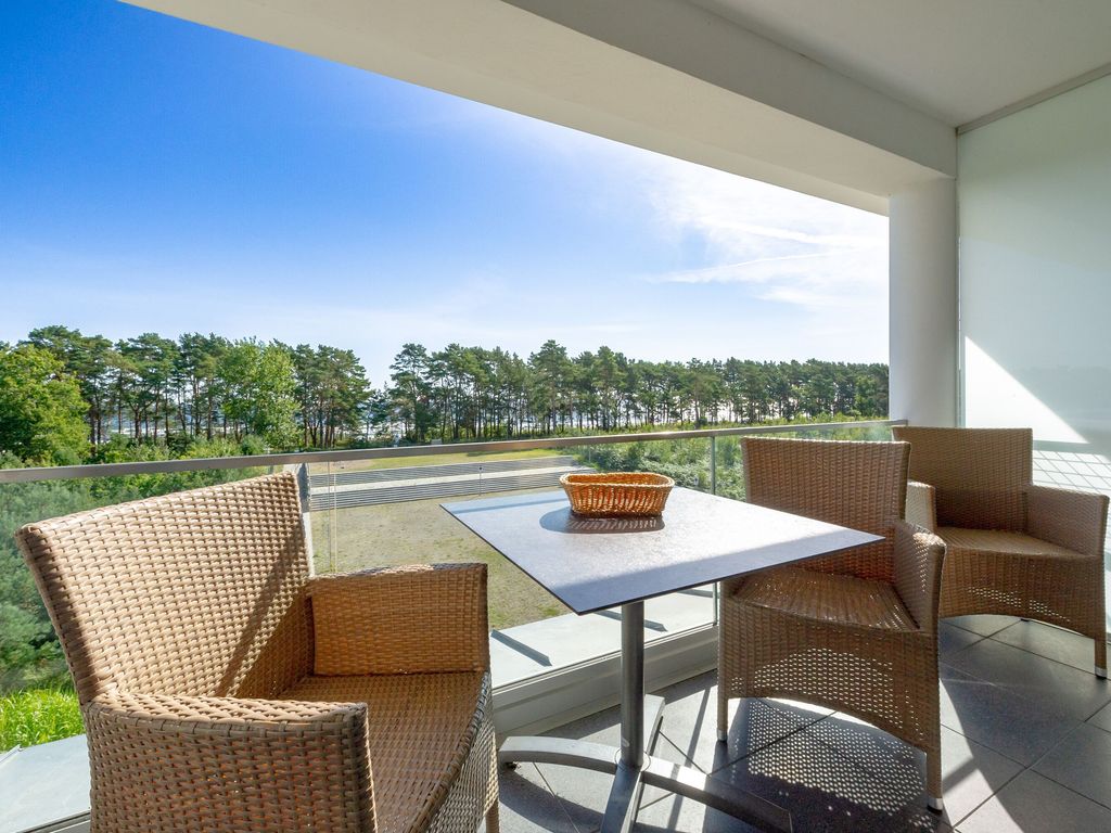 Terrasse mit Sitzbereich und Ausblick auf See und Waldlandschaft