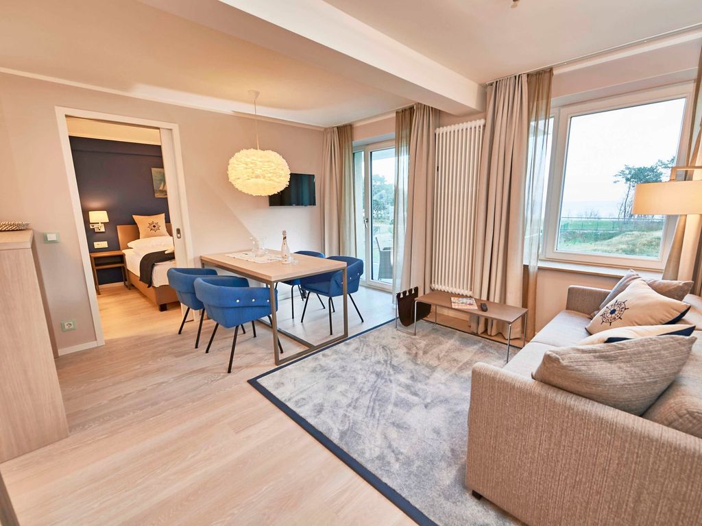 Haus Meersinn Prora – Schlafzimmer in ruhigen Beige- und Grautönen