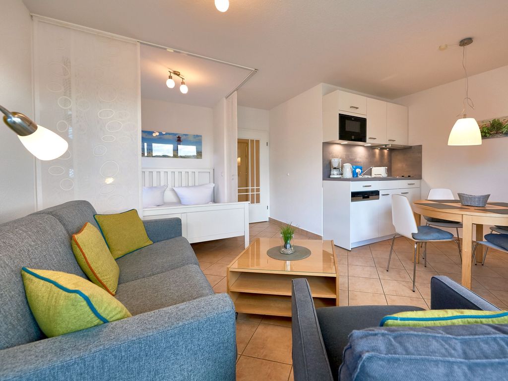Villa Seerosen Binz – Apartment mit Sofa, Essplatz und abgetrenntem Schlafbereich