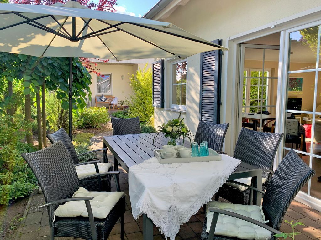 Terrasse mit Sitzmöbeln