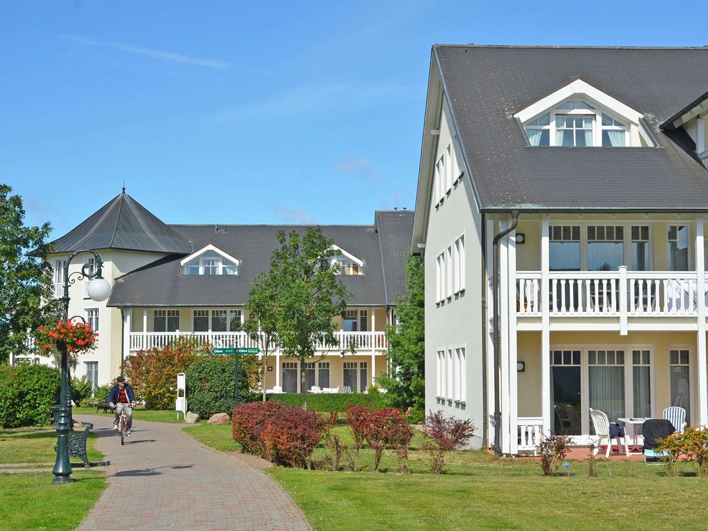 Dünenpark Binz: Appartementhaus mit weißen Balkonen