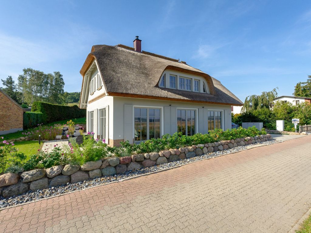 Ferienhaus mit Reetdach und großzügiger Terrassenfläche