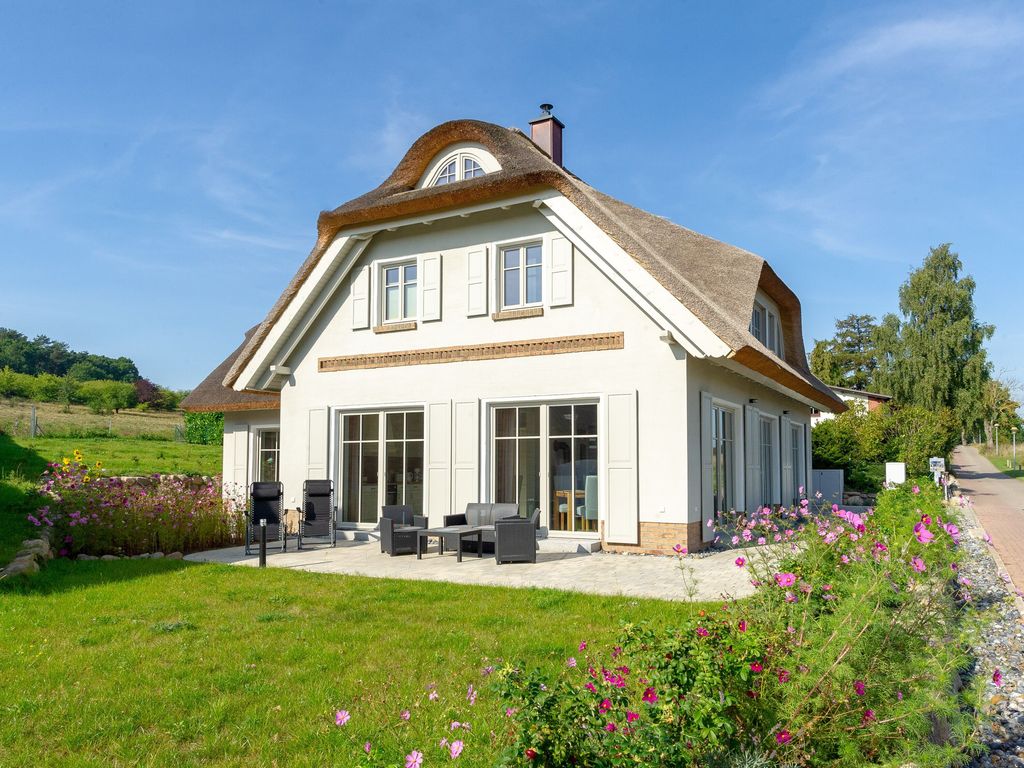 Reetgedecktes Ferienhaus mit Terrasse und Garten