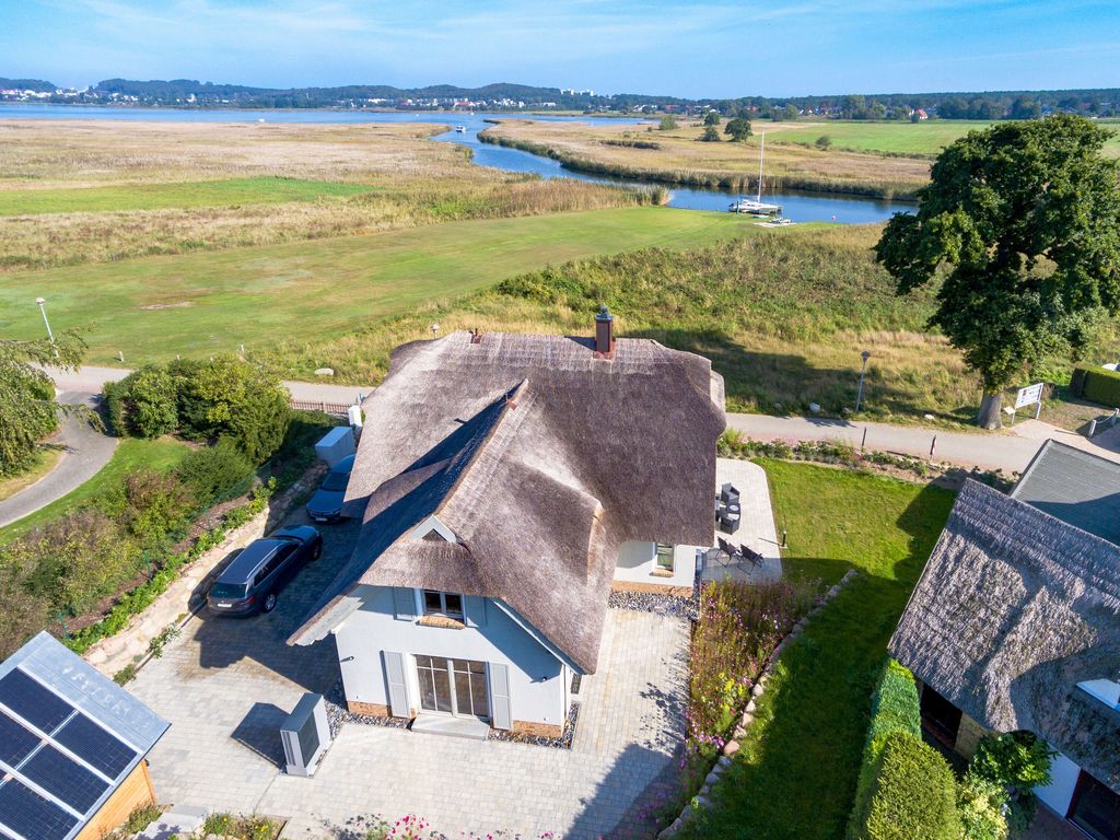 Ferienhaus mit Reetdach und Blick auf die Having
